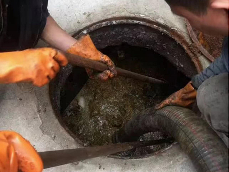 青阳清理化粪池时如何避免沼气的危害？